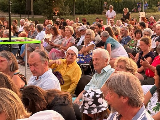 "Chi ride e...chi dorme", fotografia di Gino Bertone "Chi ride e...chi dorme", fotografia di Gino Bertone