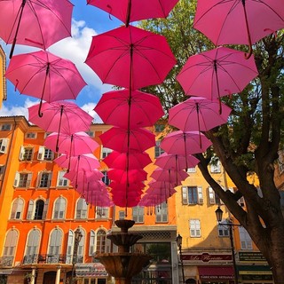 Ombrelli rosa a Grasse