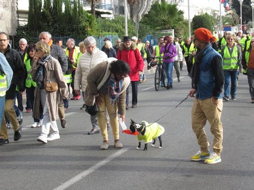 Gilets Jaunes sulla Promenade a Nizza Gilets Jaunes sulla Promenade a Nizza