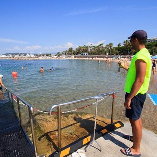 Cannes apre la stagione di Handiplage: mare senza barriere sulla Croisette per migliaia di persone con disabilità