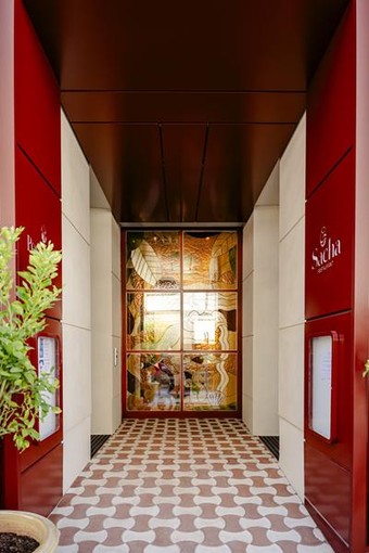 Ingresso dell'Hotel Posidonia e del Ristorante Sacha (c) Pierre Paf Agence Paf&Co Ingresso dell'Hotel Posidonia e del Ristorante Sacha (c) Pierre Paf Agence Paf&Co