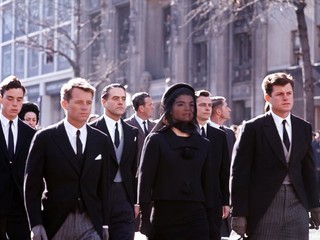 Robert, Jacqueline, et Edward Kennedy. James Auchincloss, Sargent Shriver et Stephen Smith. Funérailles de John Fitzgerald Kennedy. Cortège vers St . Matthew’s Cathedral. © Henri Dauman Photo Archive - © Henri Dauman Pictures Robert, Jacqueline, et Edward Kennedy. James Auchincloss, Sargent Shriver et Stephen Smith. Funérailles de John Fitzgerald Kennedy. Cortège vers St . Matthew’s Cathedral. © Henri Dauman Photo Archive - © Henri Dauman Pictures