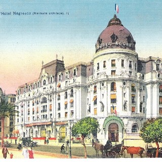 L'Hotel Negresco nel 1913. Si notano sul tetto le 4 grandi anfore