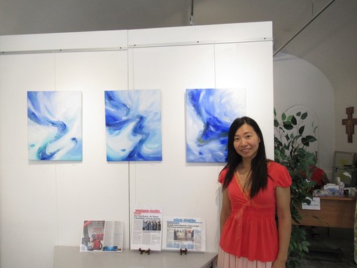 La pittrice Huang Wei Tinge che espone alla Galerie des Dominicains