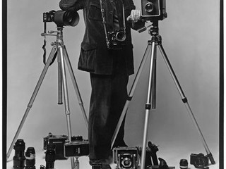 Le photographe Henri Dauman et ses appareils photographiques. © Henri Dauman Photo Archive - © Henri Dauman Pictures Le photographe Henri Dauman et ses appareils photographiques. © Henri Dauman Photo Archive - © Henri Dauman Pictures