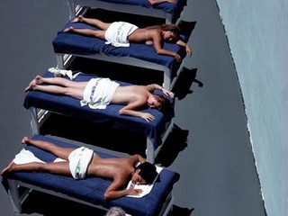 Reportage pour Life Magazine sur la bourgeoisie américaine à Miami Beach. Massage à l'hôtel Fontainebleau. Henri Dauman Photo Archive - © Henri Dauman Pictures
