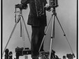 Le photographe Henri Dauman et ses appareils photographiques. © Henri Dauman Photo Archive - © Henri Dauman Pictures