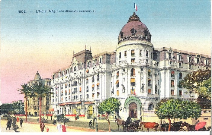 L'Hotel Negresco nel 1913. Si notano sul tetto le 4 grandi anfore