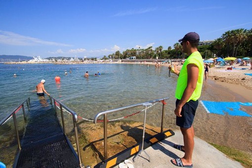 Cannes apre la stagione di Handiplage: mare senza barriere sulla Croisette per migliaia di persone con disabilità