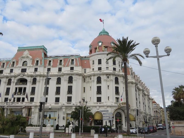 L'Hotel Negresco a Nizza: tutte le tapparelle sono abbassate