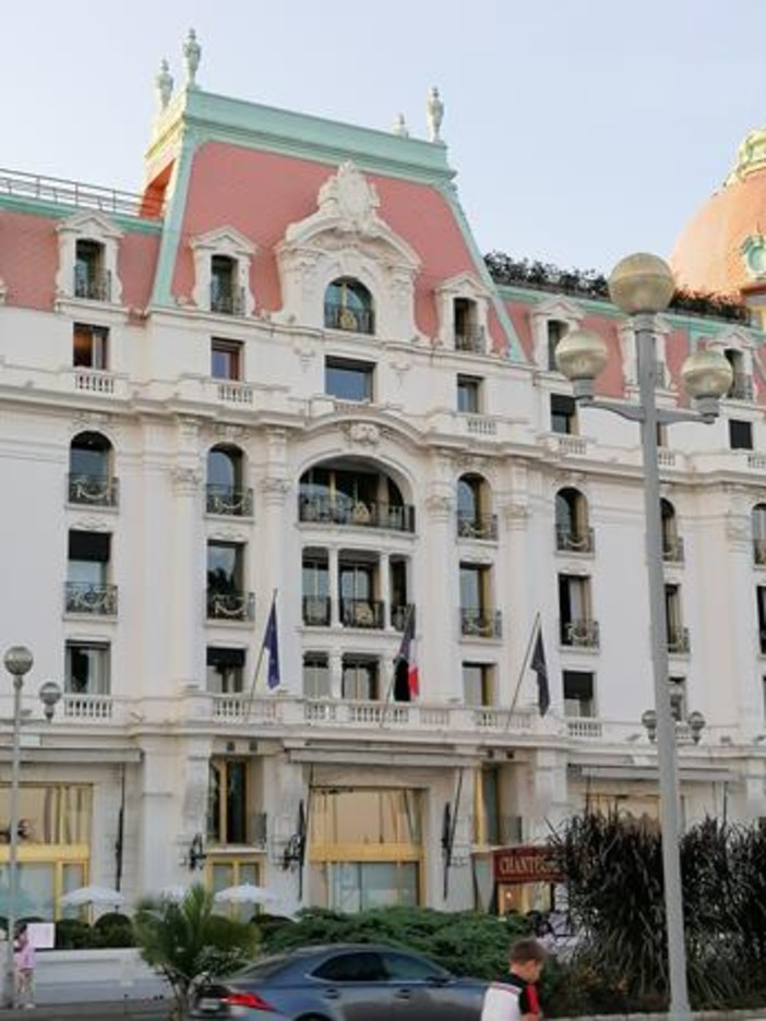 I "vasi" ricomparsi sul tetto dell'Hotel Negresco I "vasi" ricomparsi sul tetto dell'Hotel Negresco