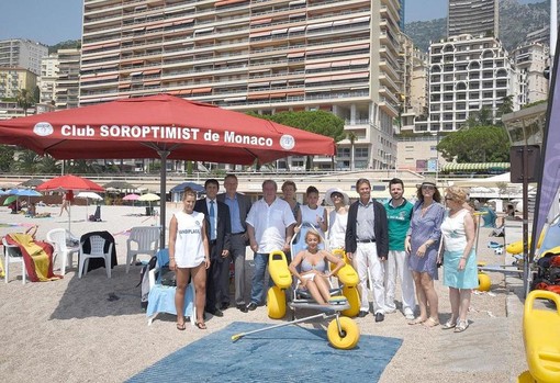 Aperta al Larvotto di Monaco la Handiplage et Audio-plage: tutti possono godersi un bagno in sicurezza