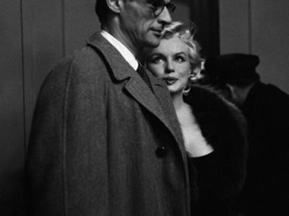 Marilyn Monroe et son époux, le dramaturge Arthur Miller à L'avant-première de “Certains l’aiment chaud” au Lowe’s Theatre de New York. © Henri Dauman Photo Archive - © Henri Dauman Pictures Marilyn Monroe et son époux, le dramaturge Arthur Miller à L'avant-première de “Certains l’aiment chaud” au Lowe’s Theatre de New York. © Henri Dauman Photo Archive - © Henri Dauman Pictures