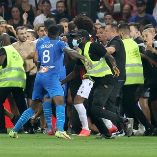Incidenti durante la gara OGC Nice - marsiglia (foto tratte dalle reti sociali)