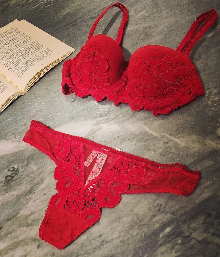 Perché indossare l’intimo rosso a Capodanno porta fortuna Perché indossare l’intimo rosso a Capodanno porta fortuna