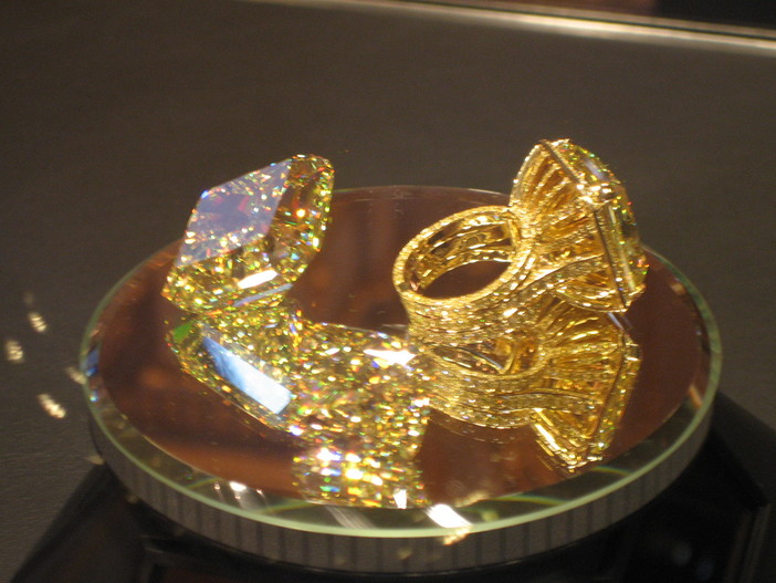 I diamanti colorati più preziosi al mondo a Montecarlo. Tutte le immagini