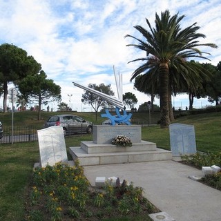 Il Monumento alle vittime a Carras