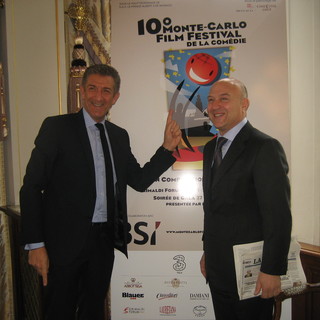 Ezio Greggio in posa con l'Ambasciatore italiano a Monaco Antonio Morabito