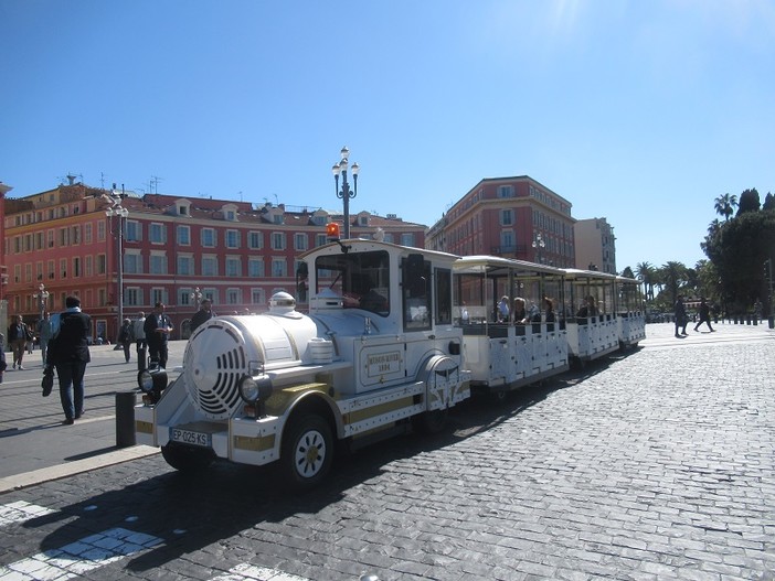 Il trenino turistico in Place Massena Il trenino turistico in Place Massena