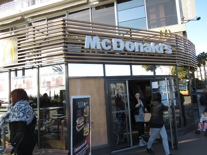 Il McDonald's lancia "l'insalata nizzarda", ma Nizza grida allo "scandale" Il McDonald's lancia "l'insalata nizzarda", ma Nizza grida allo "scandale"