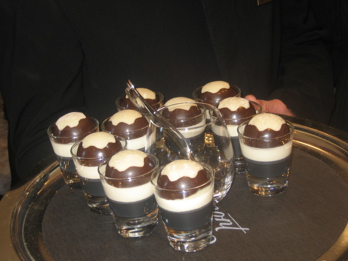 Il dolce "Crémeux au lait d’amandes infusé à la réglisse" crema al latte di mandorla al sapore di liquerizia ornato e firmato con la stella Montblanc Il dolce "Crémeux au lait d’amandes infusé à la réglisse" crema al latte di mandorla al sapore di liquerizia ornato e firmato con la stella Montblanc