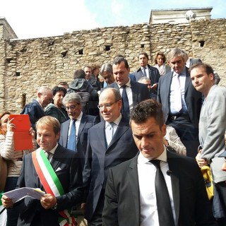 Il principe Alberto II in una visita a Dolceacqua