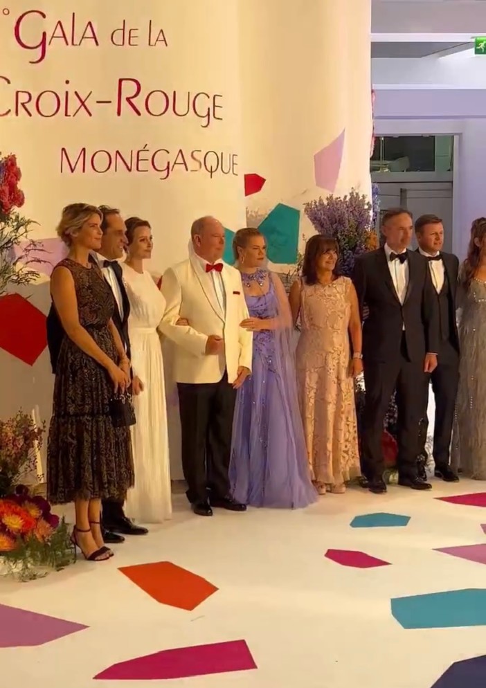 Stéphanie Rayanaud giornalista ed Evelyne Tonelli fondatrice di Radio Ethic con i giovani studenti del LTHMC e Pierre Borriglione professore di elettronica Stéphanie Rayanaud giornalista ed Evelyne Tonelli fondatrice di Radio Ethic con i giovani studenti del LTHMC e Pierre Borriglione professore di elettronica