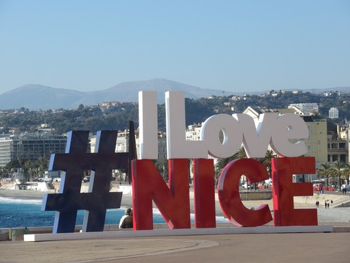 Nizza, la scultura #IloveNice finisce in Tribunale