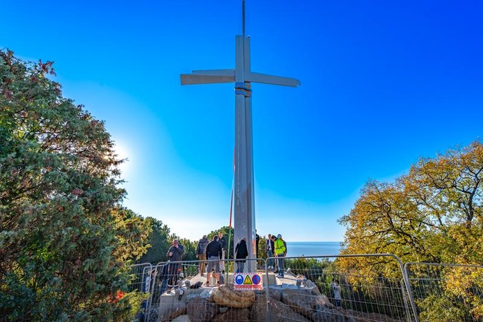 Lavori di installazione della Croix-des-Gardes a Cannes