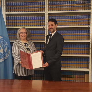 Isabelle Picco ha ratificato l'accordo di rpeservazione dell'ambiente marino con il Capo Sezione dei Trattati ONU David Nanopoulos