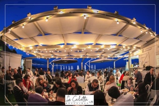 Sabato 13 luglio un nuovo gustoso appuntamento alla spiaggia La Caletta: la seconda cena barbeque con il campione internazionale Alessandro Oddone