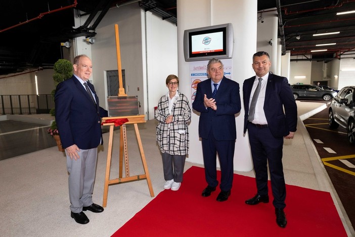 Il principe Alberto II con le autorità monegasche all'inaugurazione del Parking des Salines