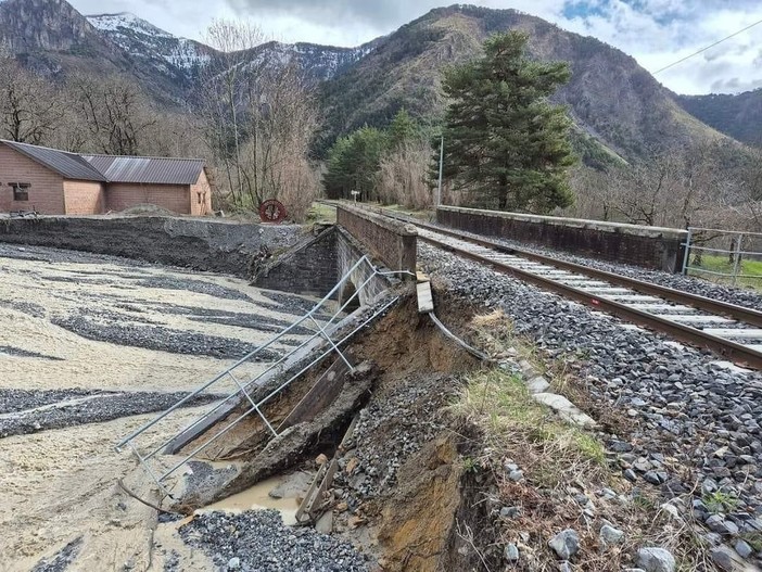 Il cedimento verificatosi lungo la linea Cuneo-Ventimiglia nello scatto pubblicato dall'Osservatorio (Foto Damien Biard, Facebook)