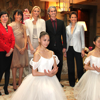 Da sinistra: Guylaine Joyeaux rappresentante UBS, partner principale, la Baronessa Cécile de Massy, Presidente Ladies Lunch, Charlene Wittstock, Presidente Onoraria LL, Luca Masala direttore Académie de Danse, Celina Lafuente de Lavotha, responsabile Comunicazione LL e due ballerine dell' Accademia