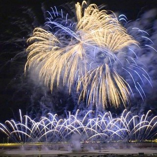 Cagnes-sur-Mer, notte di spettacolo all’ippodromo: corse, draghi e fuochi d’artificio  Il Grand Prix della città torna il 10 luglio: ingresso gratuito, show itineranti e gran finale