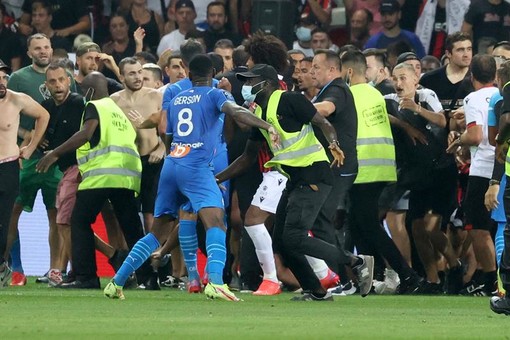 Incidenti durante la gara OGC Nice - marsiglia (foto tratte dalle reti sociali) Incidenti durante la gara OGC Nice - marsiglia (foto tratte dalle reti sociali)