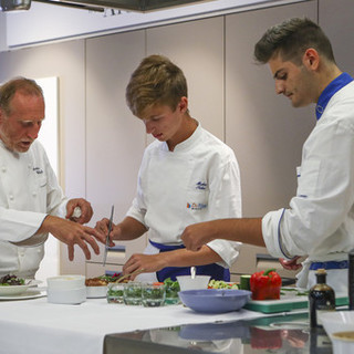 Dopo i Mastery in, la formazione all'Istituto De Filippi prosegue per tutta la carriera di chef e manager dell’ospitalità