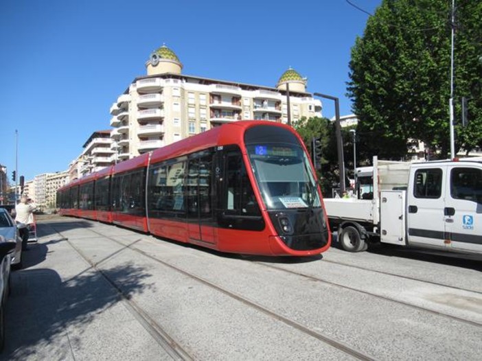Bello, spazioso e veloce: ecco il nuovo tram della Ligne 2