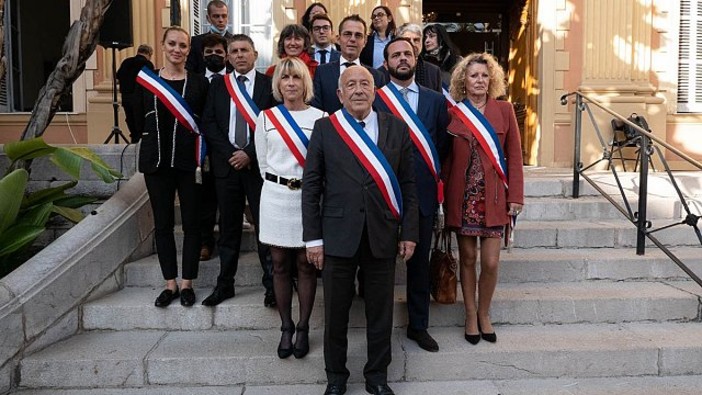 Il sindaco di Mentone Yves Juhel con la sua Giunta Il sindaco di Mentone Yves Juhel con la sua Giunta