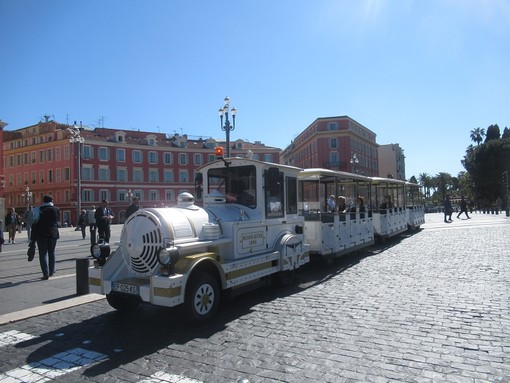 Il trenino turistico in Place Massena Il trenino turistico in Place Massena