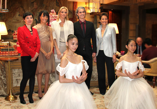 Da sinistra: Guylaine Joyeaux rappresentante UBS, partner principale, la Baronessa Cécile de Massy, Presidente Ladies Lunch, Charlene Wittstock, Presidente Onoraria LL, Luca Masala direttore Académie de Danse, Celina Lafuente de Lavotha, responsabile Comunicazione LL e due ballerine dell' Accademia