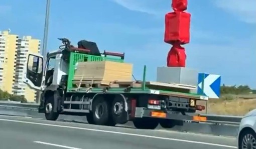 Il camion fermo sul ciglio dell'autostrada dopo l'impresa