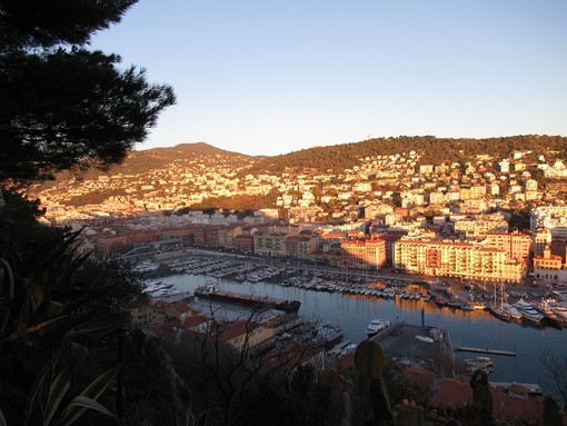 Il porto di Nizza visto dalla Colline du Chateau
