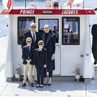 La coppia Principesca con i figli a bordo dell'imbarcazione