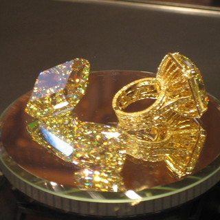 I diamanti colorati più preziosi al mondo a Montecarlo. Tutte le immagini