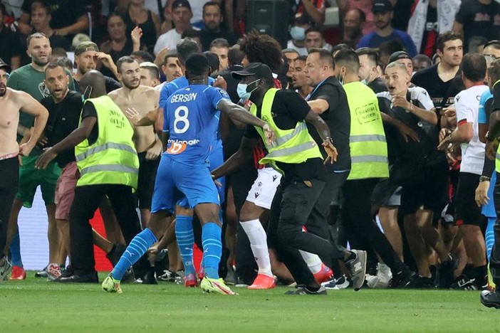 Incidenti durante la gara OGC Nice - marsiglia (foto tratte dalle reti sociali) Incidenti durante la gara OGC Nice - marsiglia (foto tratte dalle reti sociali)