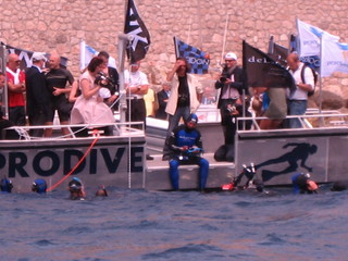 Pierre si sta preparando all'immersione Pierre si sta preparando all'immersione