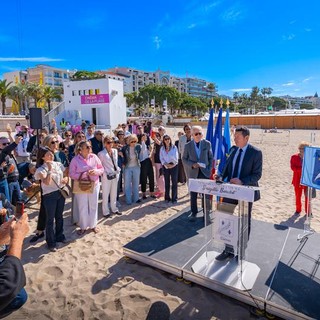 Cannes, l'inaugurazione della spiaggia dedicata a Brigitte Bardot c Mairie de Cannes