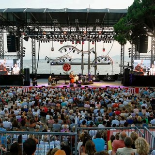 Jazz à Juan, sessantacinque anni e nessuna nostalgia: il festival della Costa Azzurra continua a reinventarsi