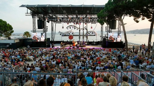 Jazz à Juan, sessantacinque anni e nessuna nostalgia: il festival della Costa Azzurra continua a reinventarsi Jazz à Juan, sessantacinque anni e nessuna nostalgia: il festival della Costa Azzurra continua a reinventarsi